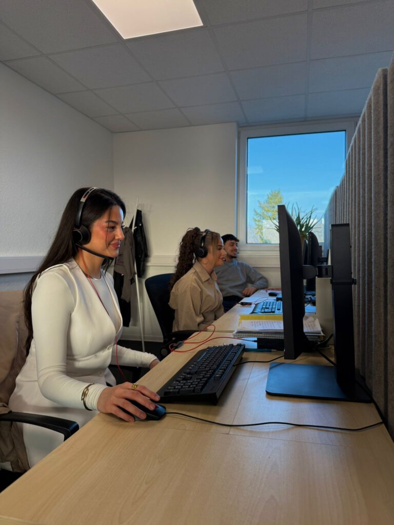 Call Center im modernen Büro im Zentrum von Mönchengladbach mit professionellen Mitarbeitern im Kundenservice